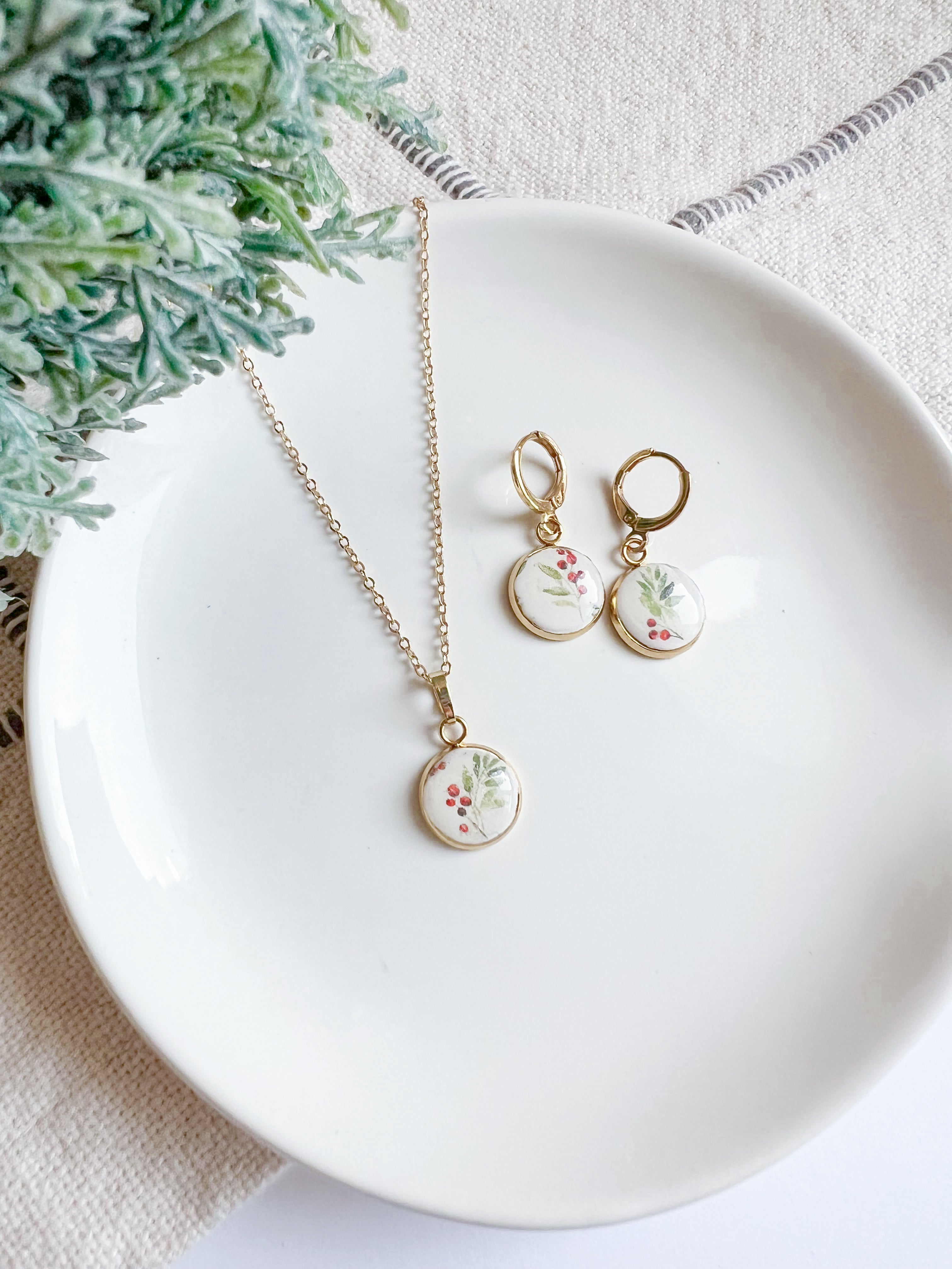 Simple Poinsettia Necklace